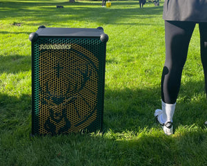 Soundboks med Smukfest-cover på græsplæne til polterabend